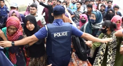 শিক্ষার্থীদের মিছিলে বাধা দেয় পুলিশ | ছবি: ইত্তেফাক