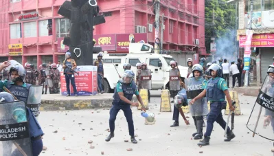 সাতরাস্তা মোড়ে ধাওয়া-পাল্টা ধাওয়া | ছবি: ইত্তেফাক  