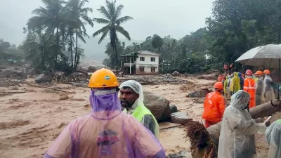 কয়েক ঘণ্টার টানা ভারী বৃষ্টিপাতের জেরে সৃষ্ট এই ভূমিধসে আহত হয়েছেন প্রায় দুইশো মানুষ