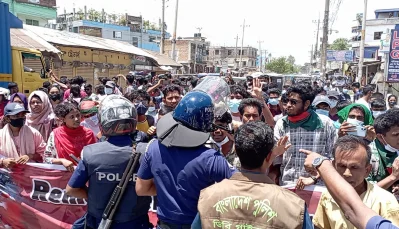 পুলিশের সঙ্গে শিক্ষার্থীদের ধাওয়া-পাল্টা ধাওয়া বাধে | ছবি: ইত্তেফাক