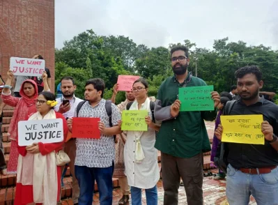 প্রতিবাদী প্লাকার্ড হাতে শিক্ষার্থীরা | ছবি: ইত্তেফাক