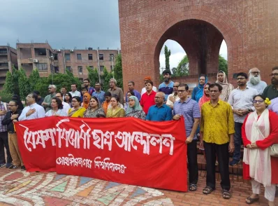 শহিদ মিনার প্রাঙ্গণে সমাবেশ করছেন আন্দোলনরত শিক্ষক-শিক্ষার্থীরা | ছবি: ইত্তেফাক