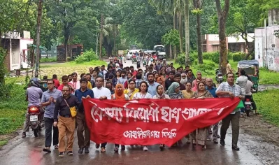 প্রতিবাদী গানের মিছিলে অংশ নেন শিক্ষক-শিক্ষার্থীরা | ছবি: ইত্তেফাক