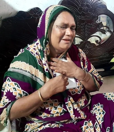 ছেলের ছবি বুকে জড়িয়ে কান্নায় ভেঙে পড়েন মা সেলিনা বেগম | ছবি: সংগৃহীত 