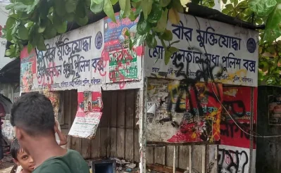 ট্রাফিক পুলিশবক্সে ভাংচুর করা হয় । ছবি: ইত্তেফাক