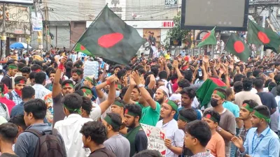সায়েন্সল্যাব এলাকায় বৈষম্যবিরোধী ছাত্র আন্দোলনের ডাকা কর্মসূচিতে অংশ নিতে জড়ো হয়েছেন শিক্ষার্থী-জনতা