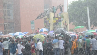 বৃষ্টি উপেক্ষা করে চলে শিক্ষার্থীদের বিক্ষোভ । ছবি: ইত্তেফাক 