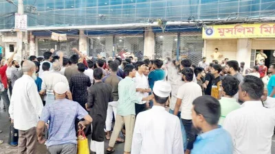 রাজধনীর খিলগাঁও রেলগেট এলাকায় আন্দোলনকারীদের অবস্থান। ছবি: ফাইল ছবি