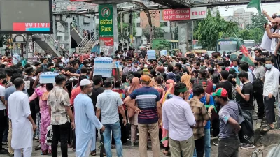 রাজধানীর সাইন্স ল্যাবে অবস্থান নিয়েছে শিক্ষার্থীরা। ছবি: ফোকাস বাংলা