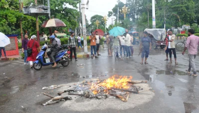 সড়কে আগুন জ্বালিয়ে বিক্ষোভ করেন শিক্ষার্থীরা । ছবি: ইত্তেফাক 