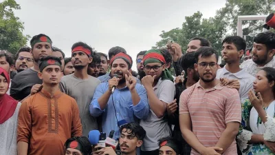 কেন্দ্রীয় শহীদ মিনারে বৈষম্যবিরোধী ছাত্র আন্দোলনের নেতৃবৃন্দ। ছবি: ইত্তেফাক