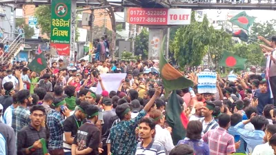 সায়েন্সল্যাব এলাকায় বৈষম্যবিরোধী ছাত্র আন্দোলনের ডাকা কর্মসূচিতে অংশ নিতে জড়ো হয়েছেন শিক্ষার্থী-জনতা