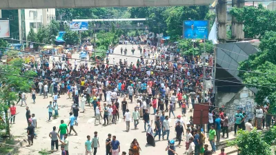 অসহযোগ আন্দোলন কর্মসূচিতে অংশ নিতে সকাল থেকে শাহবাগে অবস্থান নেন আন্দোলনকারী শিক্ষার্থীরা। ছবি: আব্দুল্লাহ আল মামুন