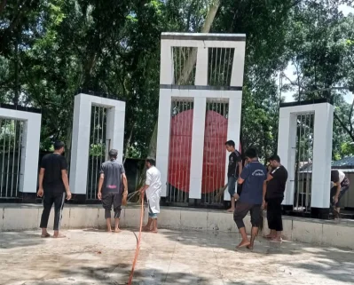 শহীদ মিনার পরিষ্কার করছেন শিক্ষার্থীরা । ছবি: ইত্তেফাক