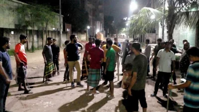 ডাকাত আতঙ্কে রাত জেগে নিজ নিজ এলাকা পাহাড়া দেয় এলাকাবাসী। ছবি: সংগৃহীত