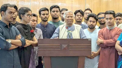 হযরত শাহজালাল আন্তর্জাতিক বিমানবন্দরে সাংবাদিকদের সঙ্গে কথা বলছেন ড. মোহাম্মদ ইউনুস। ছবি: আব্দুল গনি