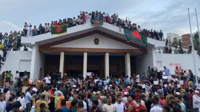 সোমবার বাংলাদেশের সাবেক প্রধানমন্ত্রী কার্যালয় ও বাসভবন গণভবন আন্দোলনকারীরা দখল করে নিয়েছিল
