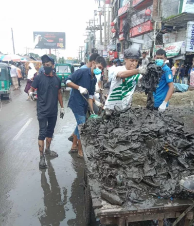 ভ্যানগাড়িতে করে ময়লা নিয়ে যাচ্ছেন শিক্ষার্থীরা । ছবি: ইত্তেফাক 