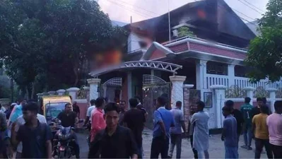 বাংলাদেশ ক্রিকেট দলের সাবেক অধিনায়ক ও নড়াইল-২ আসনের এমপি মাশরাফি বিন মর্তুজার বাড়িতে আগুন। 