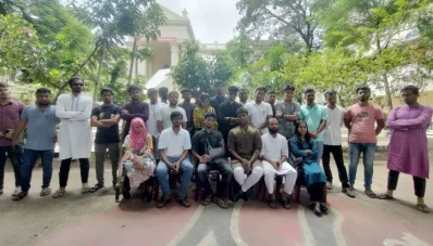জবি শহীদ মিনার প্রাঙ্গণে সংবাদ সম্মেলন করেন কারাগার থেকে মুক্তি পাওয়া বৈষম্যবিরোধী ছাত্র আন্দোলনের শিক্ষার্থীরা । ছবি: সংগৃহীত