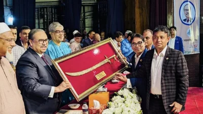 সাবেক প্রধান বিচারপতি ওবায়দুল হাসান সাবেক ডিবি প্রধান হারুন-অর-রশীদের কাছ থেকে সোনার তরবারি গ্রহণ করেছিলেন