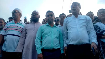 দোকান হস্তান্তর করছেন ইউএনও সহ অন্যরা। ছবি: ইত্তেফাক