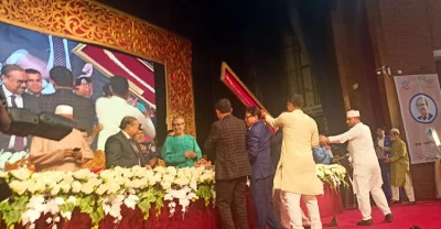 সাবেক প্রধান বিচারপতি ওবায়দুল হাসান সাবেক ডিবি প্রধান হারুন-অর-রশীদের কাছ থেকে সোনার তরবারি গ্রহণ করেছিলেন