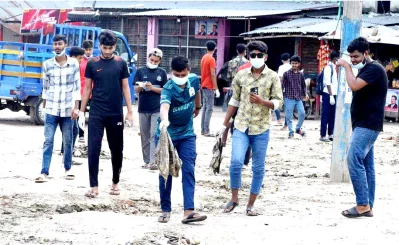 সড়কে আবর্জনা পরিস্কার করছেন শিক্ষার্থীরা । ছবি: ইত্তেফাক 