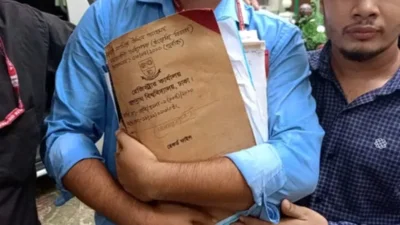 শিক্ষার্থীদের হাতে জব্দকৃত ফাইলগুলো জবি রেজিস্ট্রার কার্যালয়ের