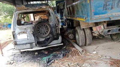 পুড়িয়ে দেওয়া হয়েছিল বারইয়ারহাট পৌরসভার গাড়ি। ছবি: ইত্তেফাক