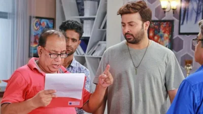 শাকিব খানকে ছবির দৃশ্য বুঝিয়ে দিচ্ছেন নির্মাতা খোকন। ছবি- সংগৃহীত
