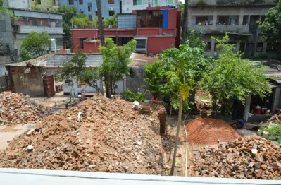ভাঙা ইটের স্তূপ। ছবি: ইত্তেফাক 