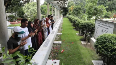 বনানী কবরস্থানে আওয়ামী লীগের কর্মী-সমর্থকরা। ছবি: সংগৃহীত
