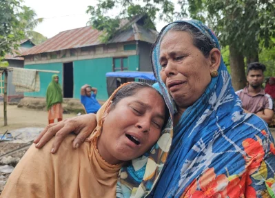 নিহতের স্বজনদের আহাজারি। ছবি: ইত্তেফাক