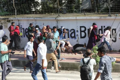 ছাত্র আন্দোলনে শিক্ষার্থীদের ওপর হামলা চালানো হচ্ছে। ছবি: সংগৃহীত