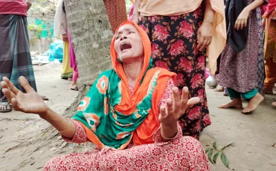 নিহত ছিদ্দিকুরের বোনের আহাজারি। ছবি: ইত্তেফাক