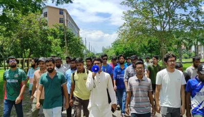 পদত্যাগের দাবিতে বিক্ষোভ করছেন শিক্ষার্থীরা। ছবি: ইত্তেফাক 