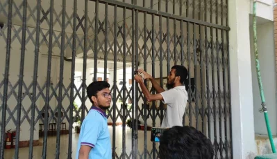 যবিপ্রবির প্রশাসনিক ভবন তালা দিচ্ছেন বিক্ষুব্ধ শিক্ষার্থীরা। ছবি: ইত্তেফাক 
