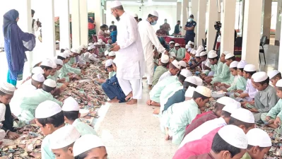 টাকা গণনায় ব্যস্ত মাদ্রাসার শিক্ষার্থীরা। ছবি: সংগৃহীত 