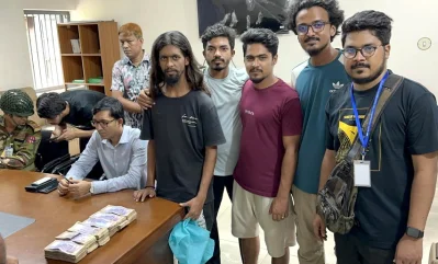 কুড়িয়ে পাওয়া ব্যাগে ছিল ১ হাজার টাকার নোটের ১৮টি বান্ডিল। ছবি: ইত্তেফাক 