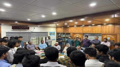 ভিসিকে পদত্যাগ না করার দাবি জানাচ্ছেন শিক্ষার্থীরা। ছবি: সংগৃহীত 