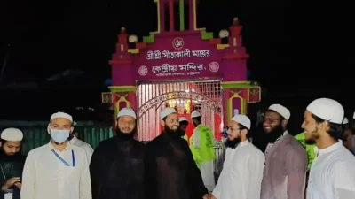 মন্দির পাহারায় মইনুল (বাম দিক থেকে তৃতীয়)