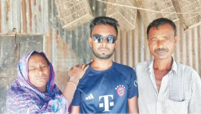 বাবা-মায়ের সঙ্গে আমিনুর রহমান টুটুল। ছবি: সংগৃহীত