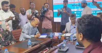 মোকাররম হোসেন সুজনকে শপথ পড়ান রংপুরের বিভাগীয় কমিশনার মো. জাকির হোসেন। ছবি: সংগৃহীত 