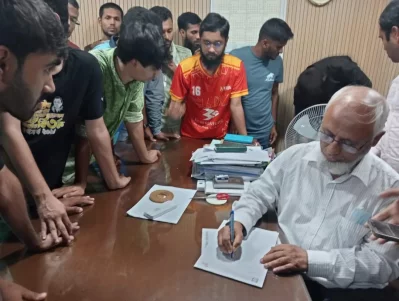শিক্ষার্থীদের উপস্থিতিতে পদত্যাগ পত্রে স্বাক্ষর করছেন অধ্যাপক ড. একিউএম মাহবুব। ছবি: সংগৃহীত 
