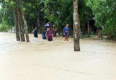 প্লাবিত হয়েছে গ্রামিণ রাস্তাঘাট। ছবি: ইত্তেফাক 