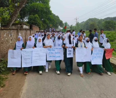 প্লাকার্ড হাতে মিছিল করছে শিক্ষার্থীরা। ছবি: ইত্তেফাক 