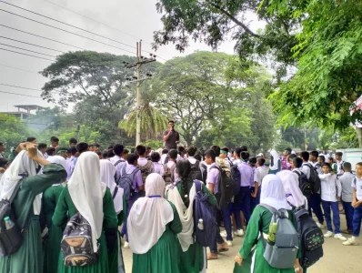 বিক্ষোভে বক্তব্য দিচ্ছেন এক প্রাক্তন শিক্ষার্থী। ছবি: ইত্তেফাক 
