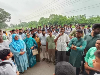বিক্ষুব্ধ শিক্ষার্থীদের শান্ত করতে কথা বলছেন বিদ্যালয়ের শিক্ষকরা। ছবি: ইত্তেফাক 