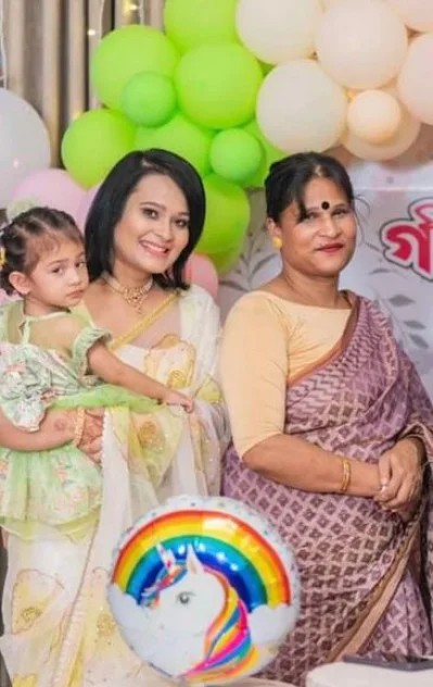 বোনের সঙ্গে সন্তানসহ গায়িকা পুতুল। ছবি: ফেসবুক থেকে নেওয়া